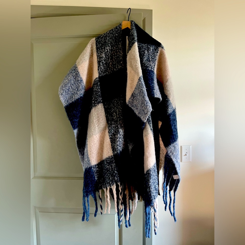 Big ass scarf!! 🦋
